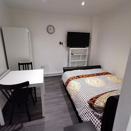 Studio Self Contained Double Bedroom Londen Buitenkant foto